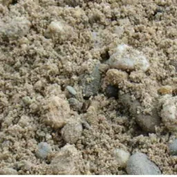 Bliski kadr na drobny żwir budowlany z Brojc, z widocznymi kamykami o różnej granulacji i odcieniach beżu oraz szarości.