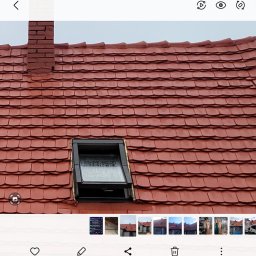 VERTEX EXPERT SPÓŁKA Z OGRANICZONĄ ODPOWIEDZIALNOŚCIĄ - Czerwona dachówka karpiówka z kominem z cegły i oknem dachowym. Widok z dołu na skośny dach. Detal pokrycia dachowego po renowacji.