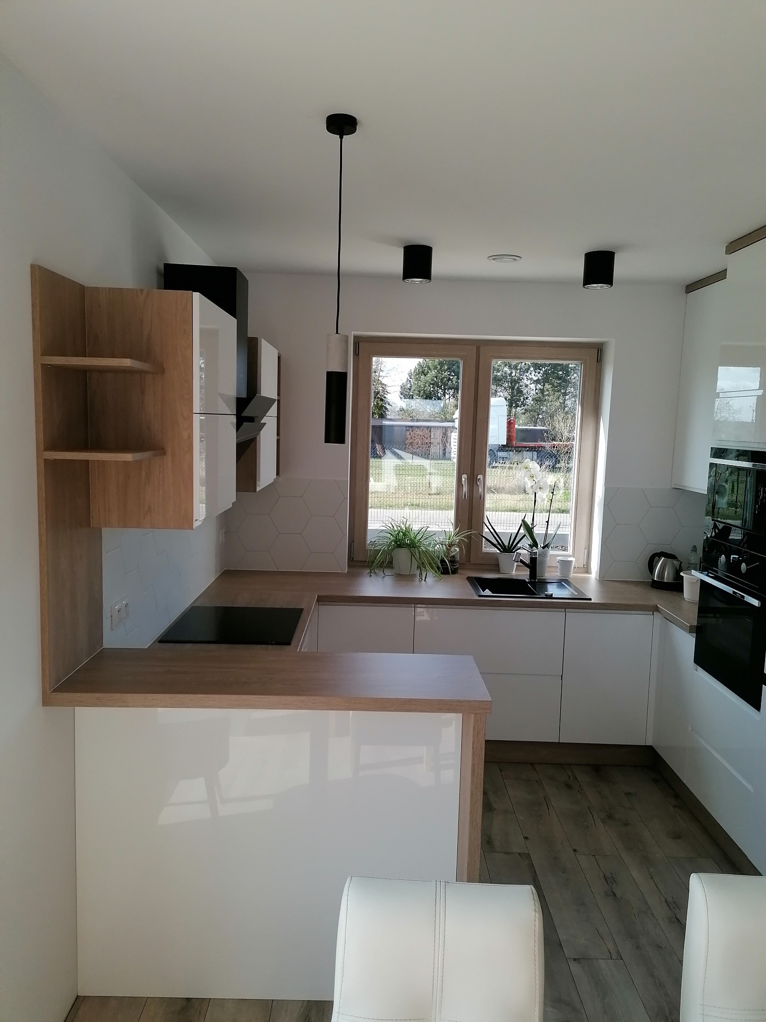 meble kuchenne w białym połysku z akcentem płyty meblowej w dekorze dąb Nowy York