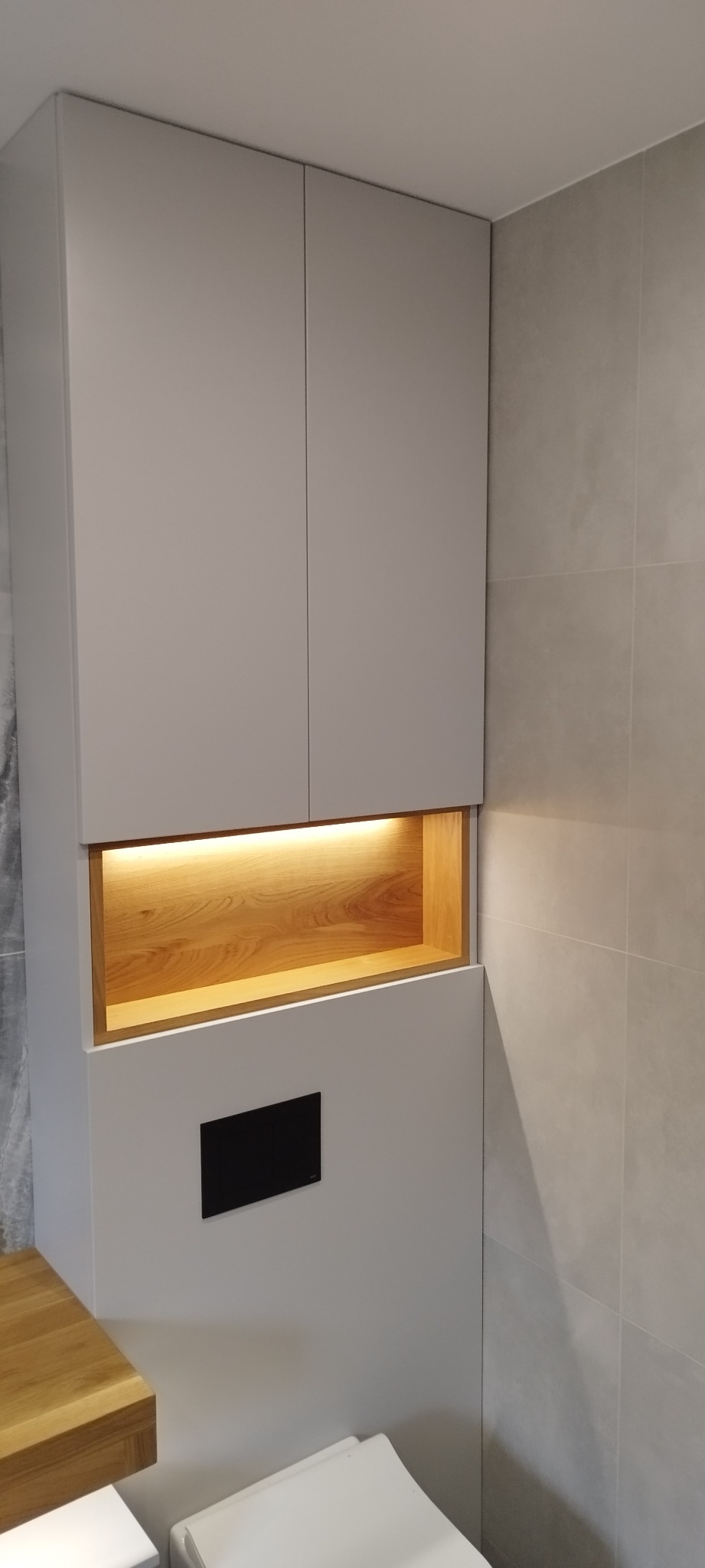 Mebelki łazienkowe z blatem z litego dębu.