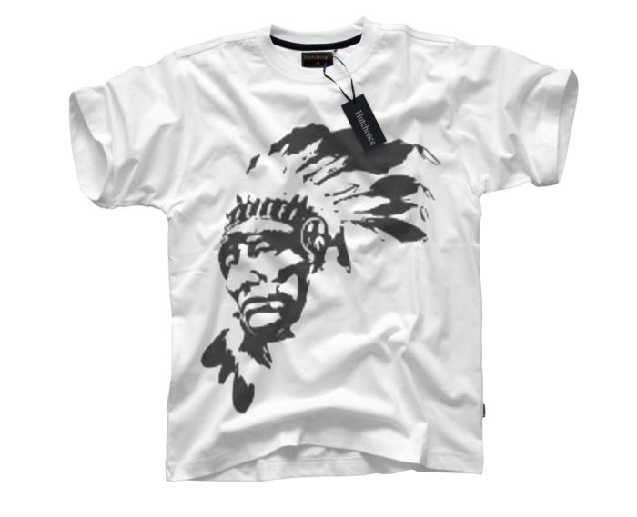 Biały T-shirt z czarnym nadrukiem przedstawiającym profil twarzy indiańskiego wodza w pióropuszu, leżący na białym tle z widoczną metką Hutchence.