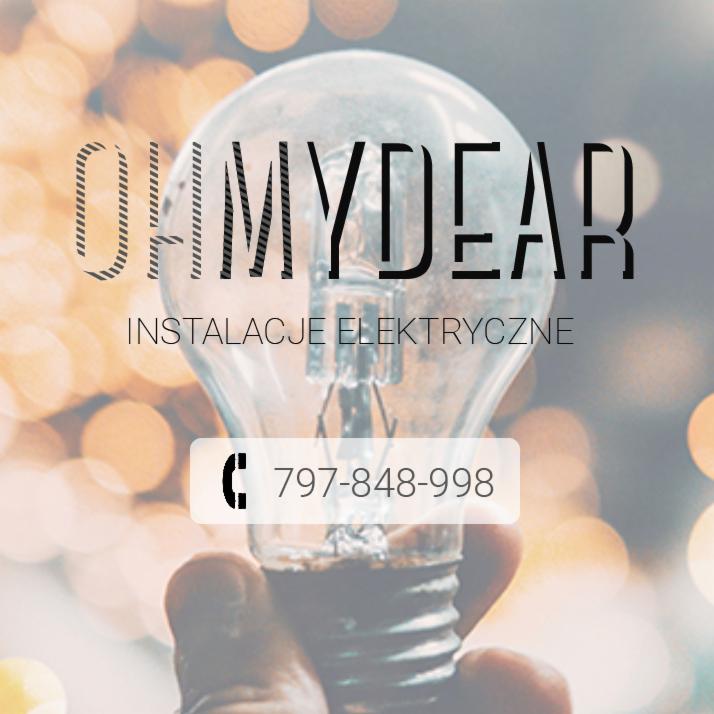 Reklamowe ujęcie żarówki trzymanej w dłoni, z napisem 'OH MY DEAR' i informacją o instalacjach oraz numerem telefonu na rozmytym tle światełek.