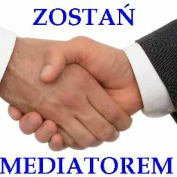 Uścisk dłoni dwóch osób w garniturach na białym tle, z niebieskim napisem 'ZOSTAŃ MEDIATOREM' powyżej i poniżej dłoni.