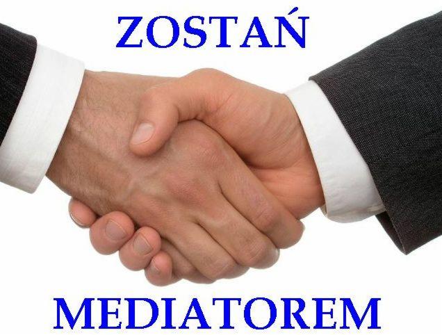 Uścisk dłoni dwóch osób w garniturach na białym tle, z niebieskim napisem 'ZOSTAŃ MEDIATOREM' powyżej i poniżej dłoni.