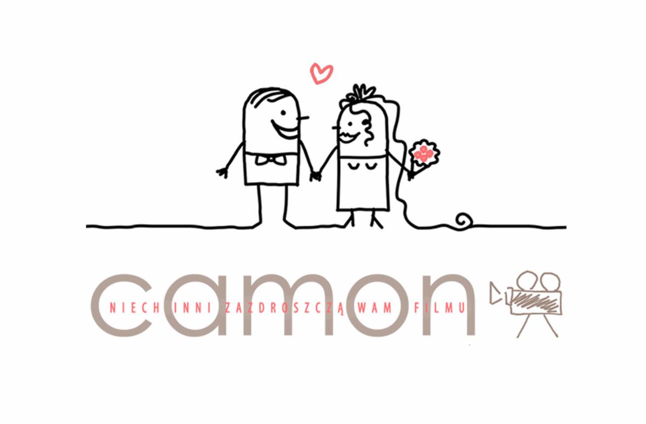 Graficzna ilustracja w stylu rysunkowym przedstawiająca parę nowożeńców trzymających się za ręce, z sercem nad nimi i napisem 'camon - niech inni zazdroszczą Wam filmu' oraz rysunkiem kamery...