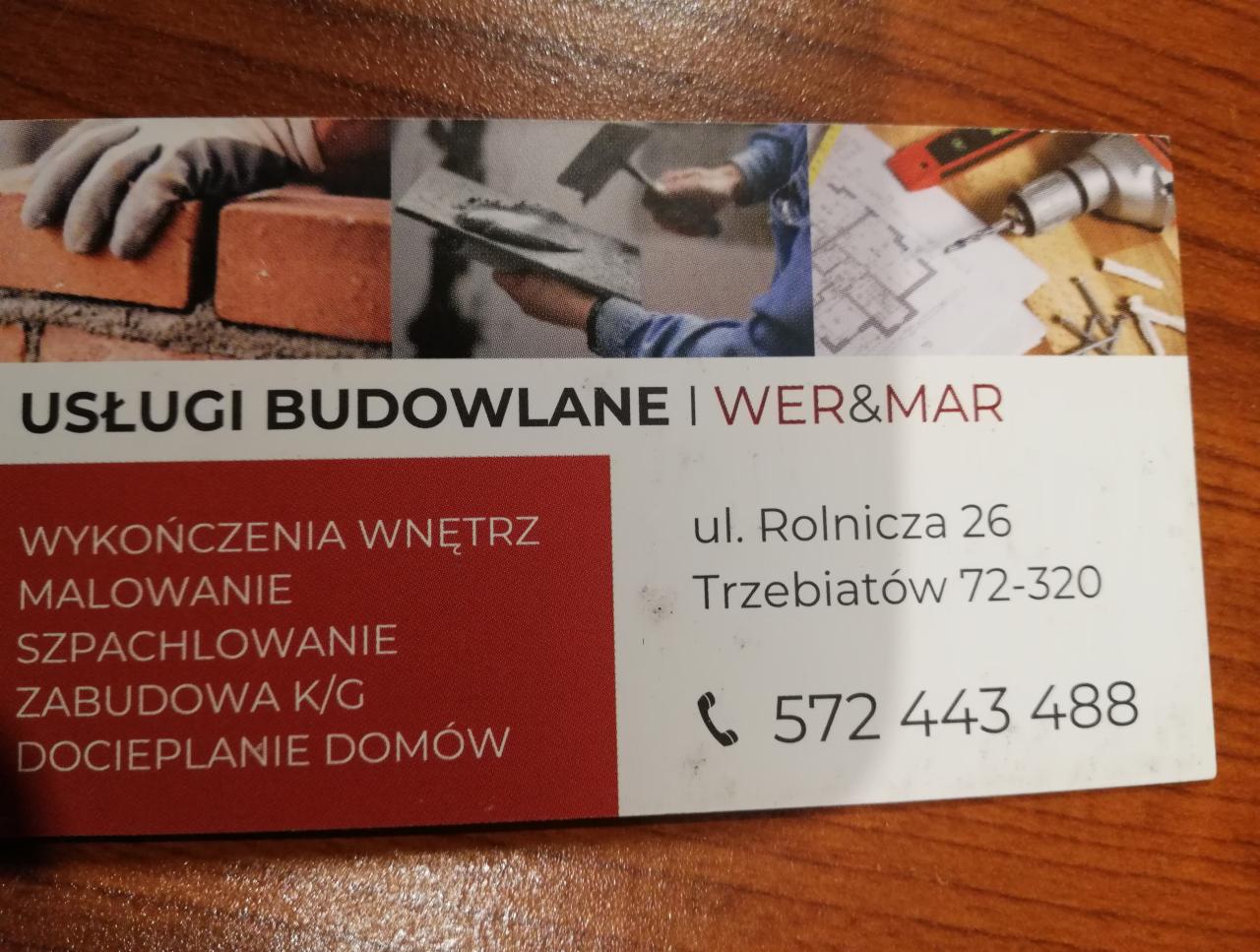 Wizytówka firmy budowlanej WER&MAR z usługami wykończenia wnętrz, malowania, szpachlowania, zabudowy K/G i docieplania domów, prezentująca cegły, kielnię z zaprawą, plany architektoniczne i wiertarkę.