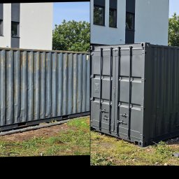 MAR-MAL Mariusz Piórkowski - Porównanie: Stary, zardzewiały kontener obok świeżo pomalowanego, szarego kontenera na tle budynku.