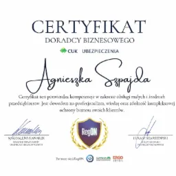Certyfikat doradcy biznesowego CUK Ubezpieczenia dla Agnieszki Szpajdy, potwierdzający kompetencje w obsłudze małych i średnich przedsiębiorstw. Sygnatury i logo partnerów akcji RegON.