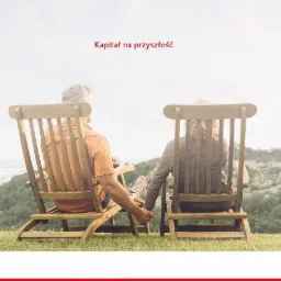 Para starszych os&oacute;b siedzi na drewnianych leżakach, tyłem do widza, z widokiem na pag&oacute;rkowaty krajobraz i miasto w oddali, symbolizując planowanie finansowe na przyszłość.