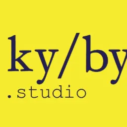 Logo 'ky/by .studio' w kolorze granatowym na jaskrawożółtym tle, czcionka bezszeryfowa.
