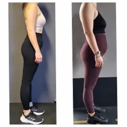 Porównanie sylwetki kobiety przed i po treningu personalnym, widoczne zmiany w postawie i kształcie ciała, ubrana w sportową odzież.