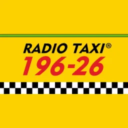 Żółte tło z napisem 'RADIO TAXI' i numerem telefonu 196-26, oddzielone zieloną linią od góry i czarno-białą szachownicą od dołu.