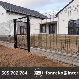 FONREKO - Nowoczesne ogrodzenie panelowe z podmurówką betonową i furtką, otaczające dom z białymi ścianami i grafitowym dachem. Widok z zewnątrz posesji.