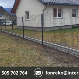 FONREKO - Szare ogrodzenie panelowe z podmurówką betonową, widoczne na tle domu z numerem 12. Estetyczne wykończenie posesji, nowy płot.