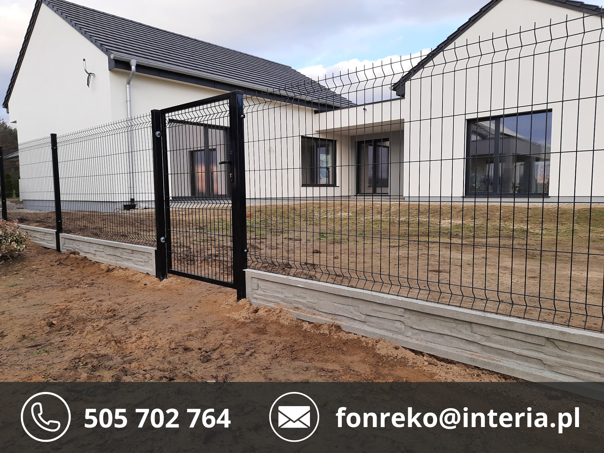 Nowoczesne ogrodzenie panelowe z podmurówką betonową i furtką, otaczające dom z białymi ścianami i grafitowym dachem. Widok z zewnątrz posesji.