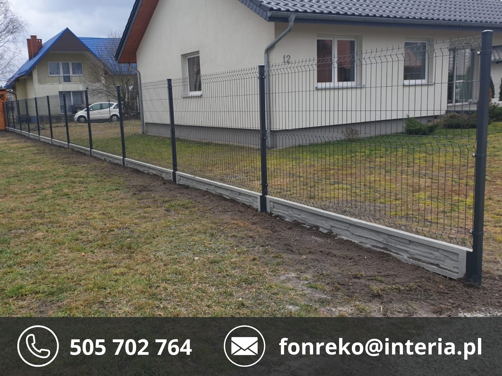 Szare ogrodzenie panelowe z podmurówką betonową, widoczne na tle domu z numerem 12. Estetyczne wykończenie posesji, nowy płot.