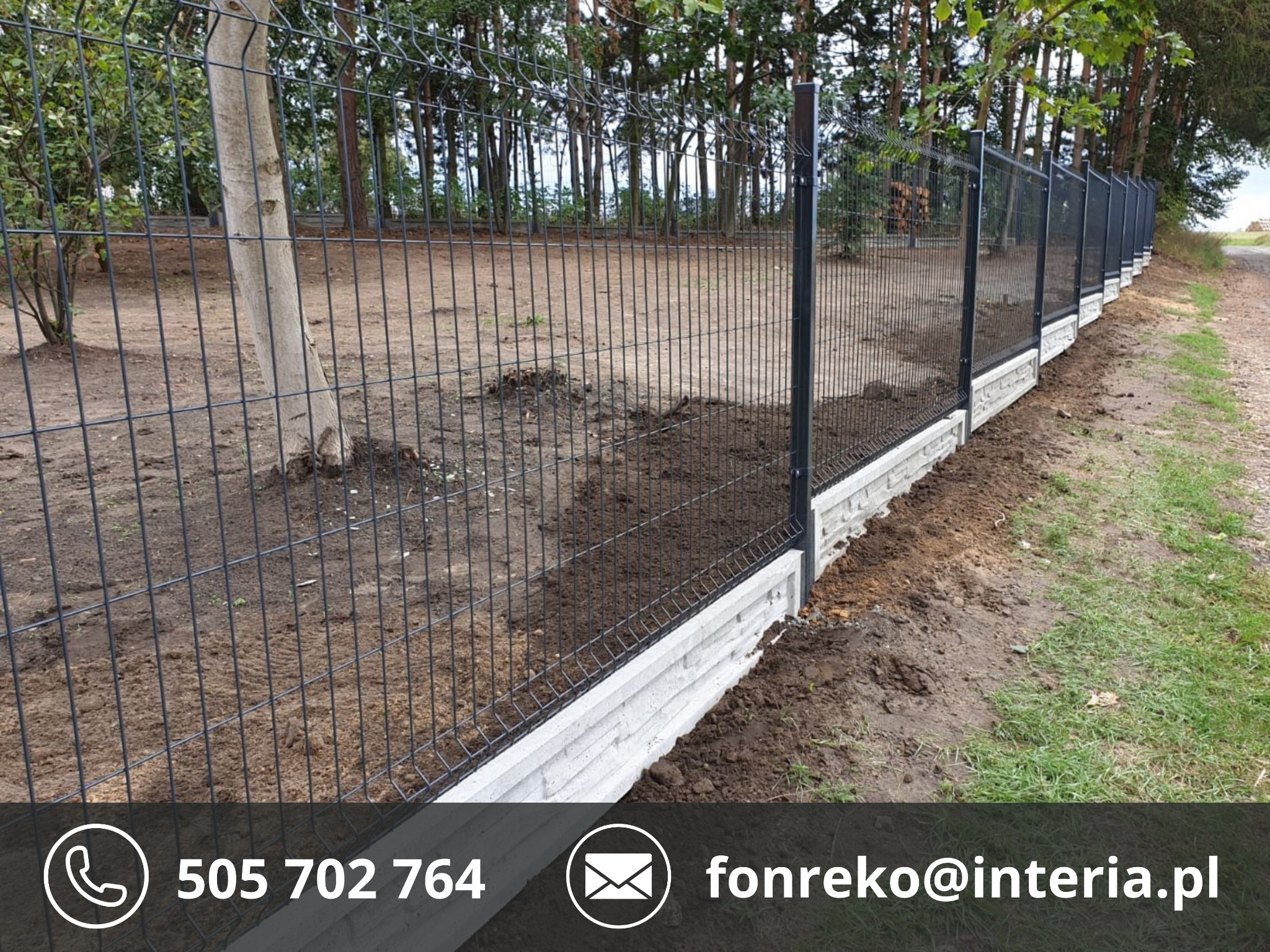 Szary panelowy płot z podmurówką, świeżo obsypany ziemią, na tle zieleni i drzew. Widok z boku, z perspektywą w głąb. Kontakt do firmy na dole zdjęcia.