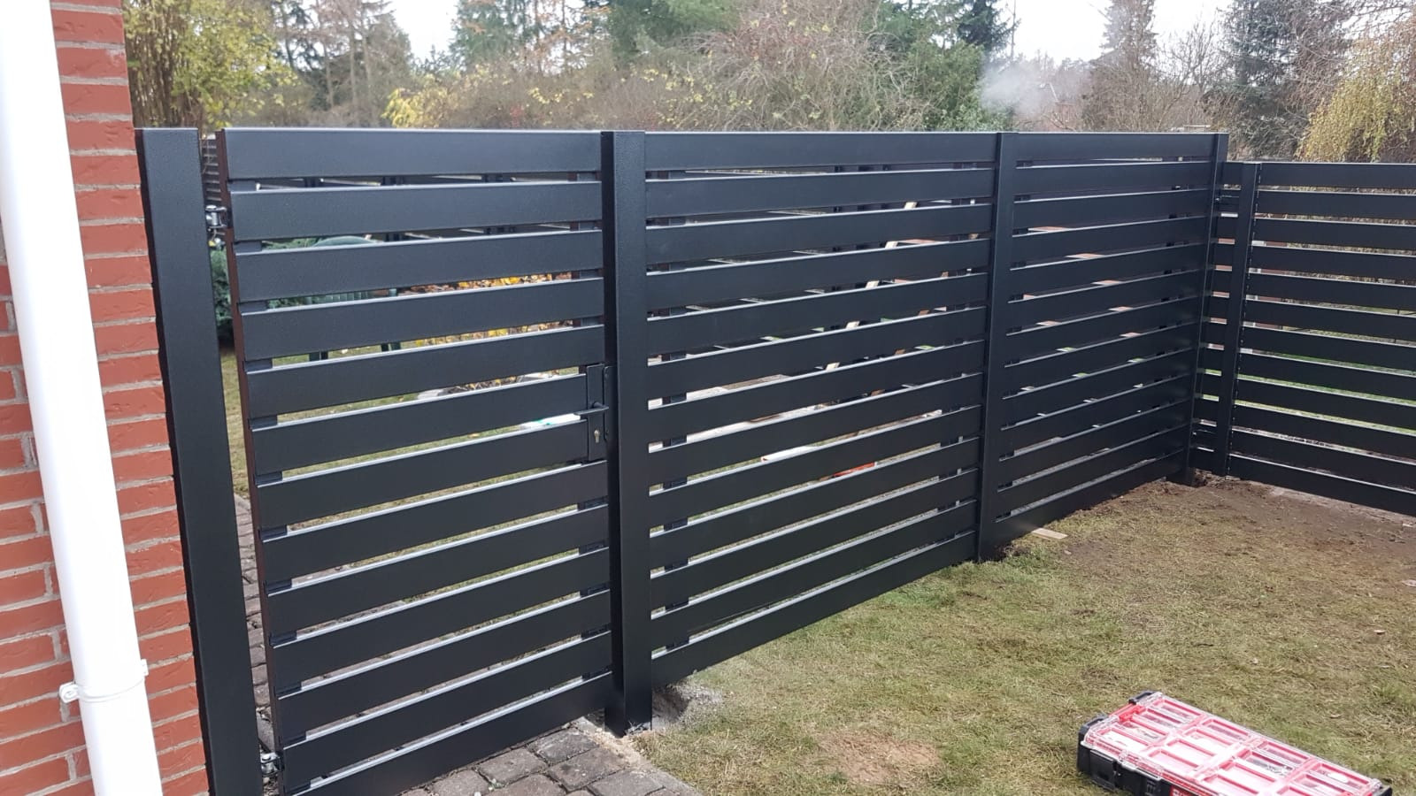 Ogrodzenie nowoczesne-Moderne zaune Profil 100x20mm, rama z tyłu ogrodzenia, słupki 100x100mm