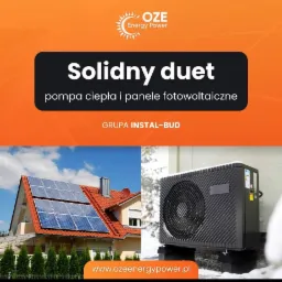 Grafika reklamowa przedstawiająca dom z panelami słonecznymi na dachu i pompę ciepła obok, z logo firmy OZE Energy Power i hasłem 'Solidny duet'.