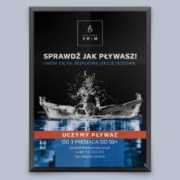 Designers Agencja Multimedialna K. Malinowski - Plakat reklamowy szkoły pływania Adrianna Swim z osobą płynącą stylem motylkowym, hasłem 'Sprawdź jak pływasz!' i informacją o bezpłatnej lekcji testowej oraz nauce pływania od 3 miesiąca życia.