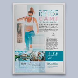 Designers Agencja Multimedialna K. Malinowski - Plakat reklamowy obozu detoksykacyjnego z treningami pływackimi, prezentujący modelkę w stroju sportowym, logo 'Adrianna Swim' oraz informacje o terminie i miejscu wydarzenia w Narie Resort & SPA.