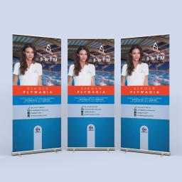 Designers Agencja Multimedialna K. Malinowski - Trzy roll-upy reklamowe szkoły pływania Adrianna Swim z wizerunkiem instruktorki, logo, danymi kontaktowymi i informacją o zajęciach indywidualnych i grupowych dla wszystkich grup wiekowych.
