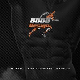 Designers Agencja Multimedialna K. Malinowski - Graficzne logo firmy 'Body Design' z sylwetką biegacza w pomarańczowo-szarych barwach, umieszczone na tle imitującym włókno węglowe, z hasłem 'World Class Personal Training' na dole.