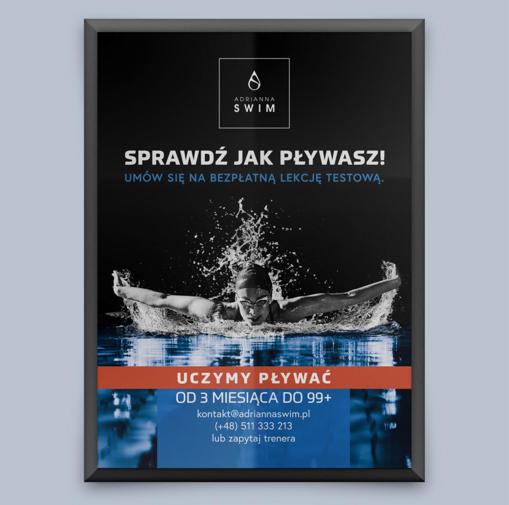 Plakat reklamowy szkoły pływania Adrianna Swim z osobą płynącą stylem motylkowym, hasłem 'Sprawdź jak pływasz!' i informacją o bezpłatnej lekcji testowej oraz nauce pływania od 3 miesiąca życia.