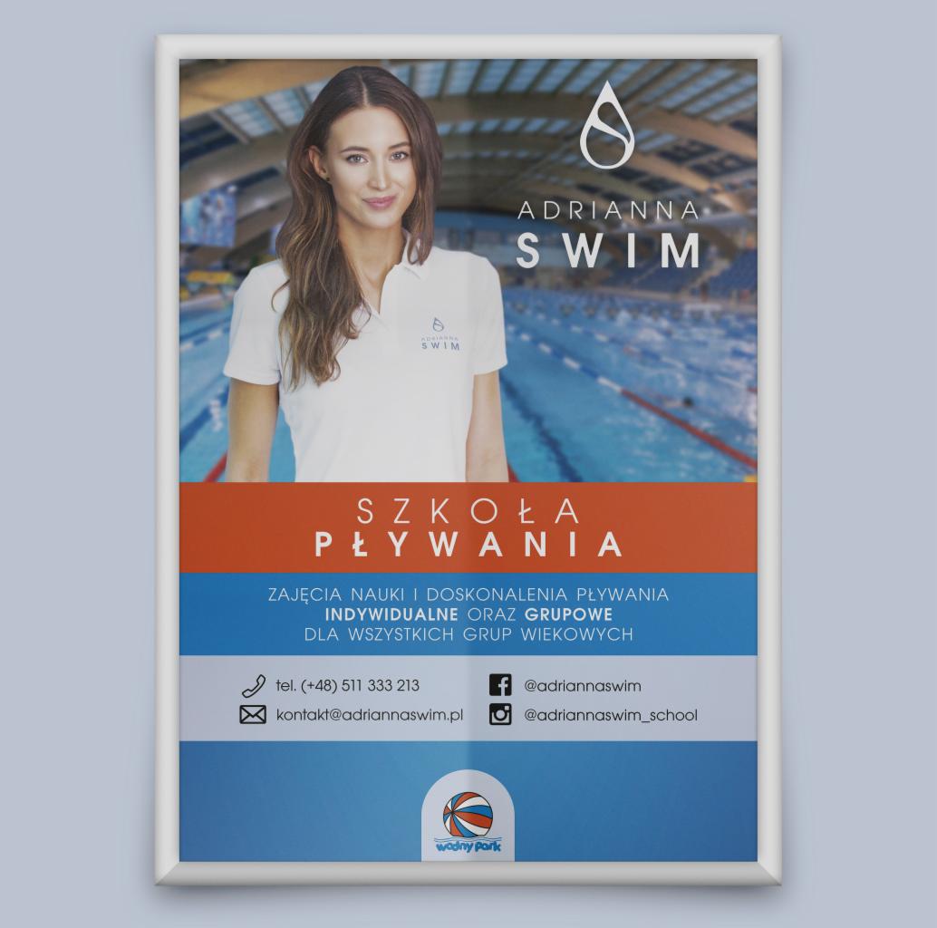 Plakat reklamowy szkoły pływania Adrianna Swim z uśmiechniętą instruktorką na tle basenu, logo w kształcie kropli wody, dane kontaktowe i nazwy profili w mediach społecznościowych.