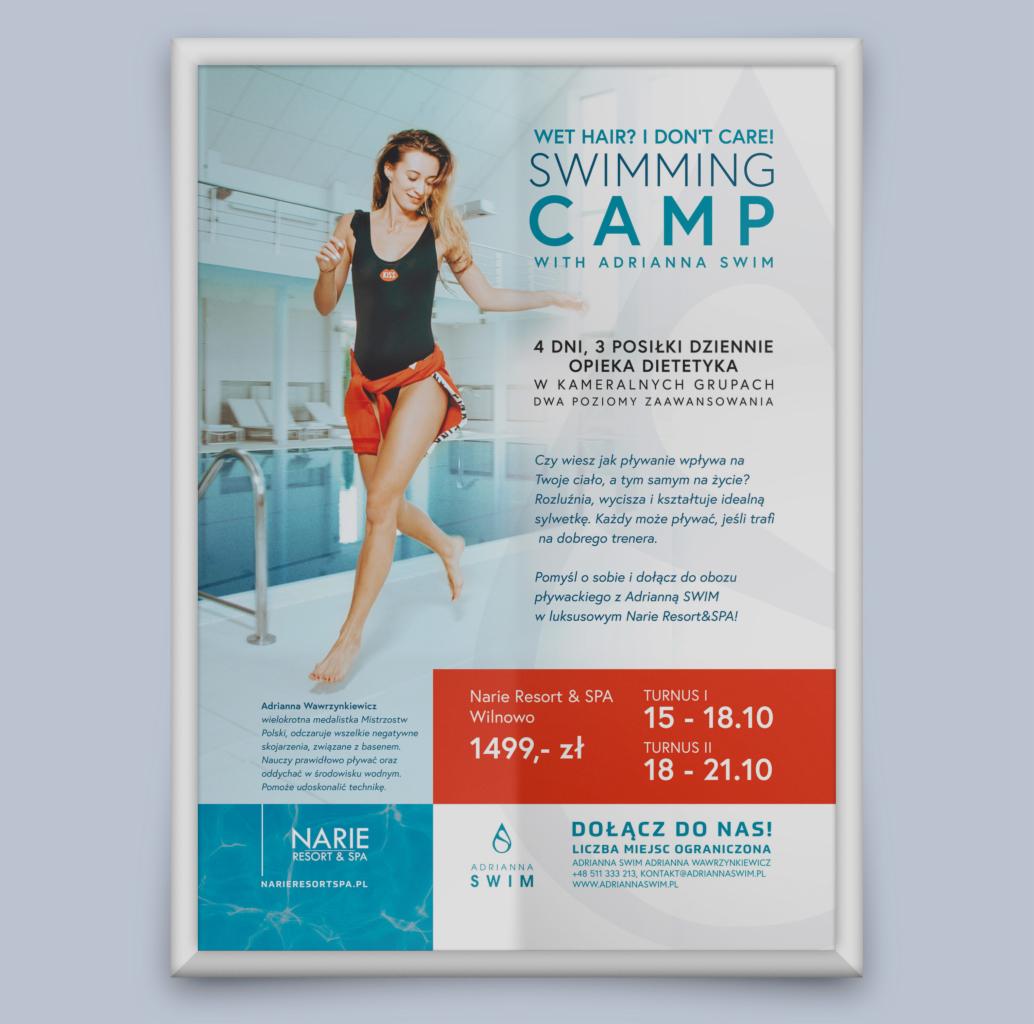 Plakat reklamowy obozu pływackiego Adrianny Swim z wizerunkiem uśmiechniętej kobiety w stroju kąpielowym na tle basenu, promujący 4-dniowy program z opieką dietetyka i dwoma poziomami zaawansowania.