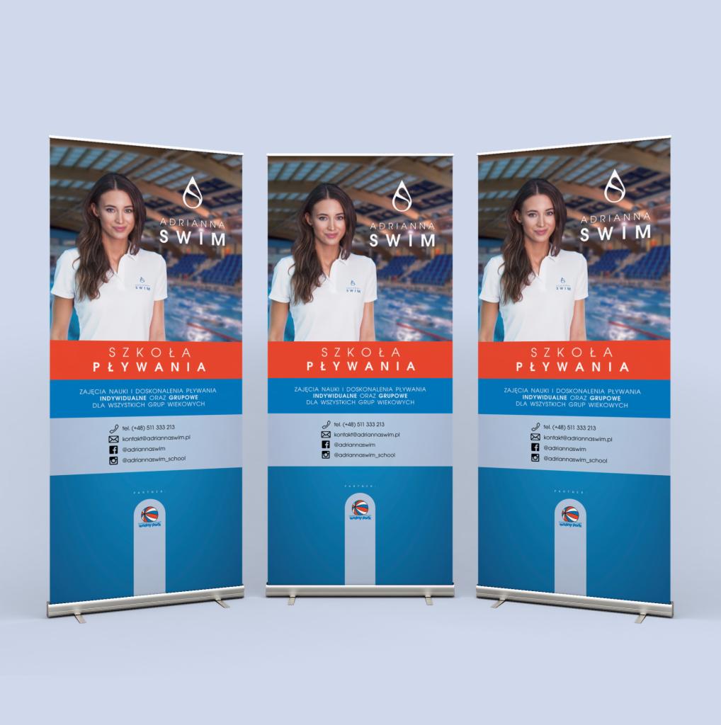 Trzy roll-upy reklamowe szkoły pływania Adrianna Swim z wizerunkiem instruktorki, logo, danymi kontaktowymi i informacją o zajęciach indywidualnych i grupowych dla wszystkich grup wiekowych.