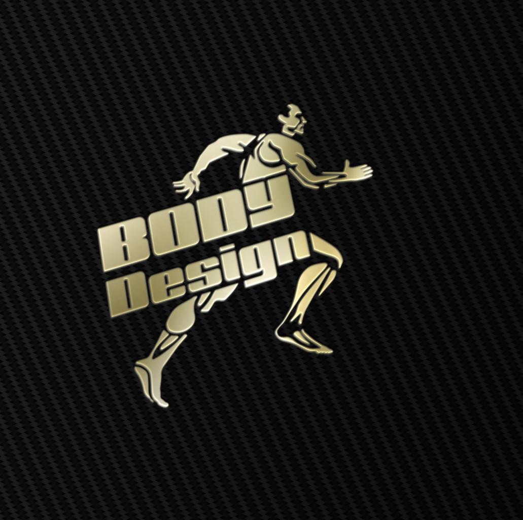 Złote logo 'Body Design' z sylwetką biegnącego sportowca na czarnym tle z teksturą włókna węglowego.