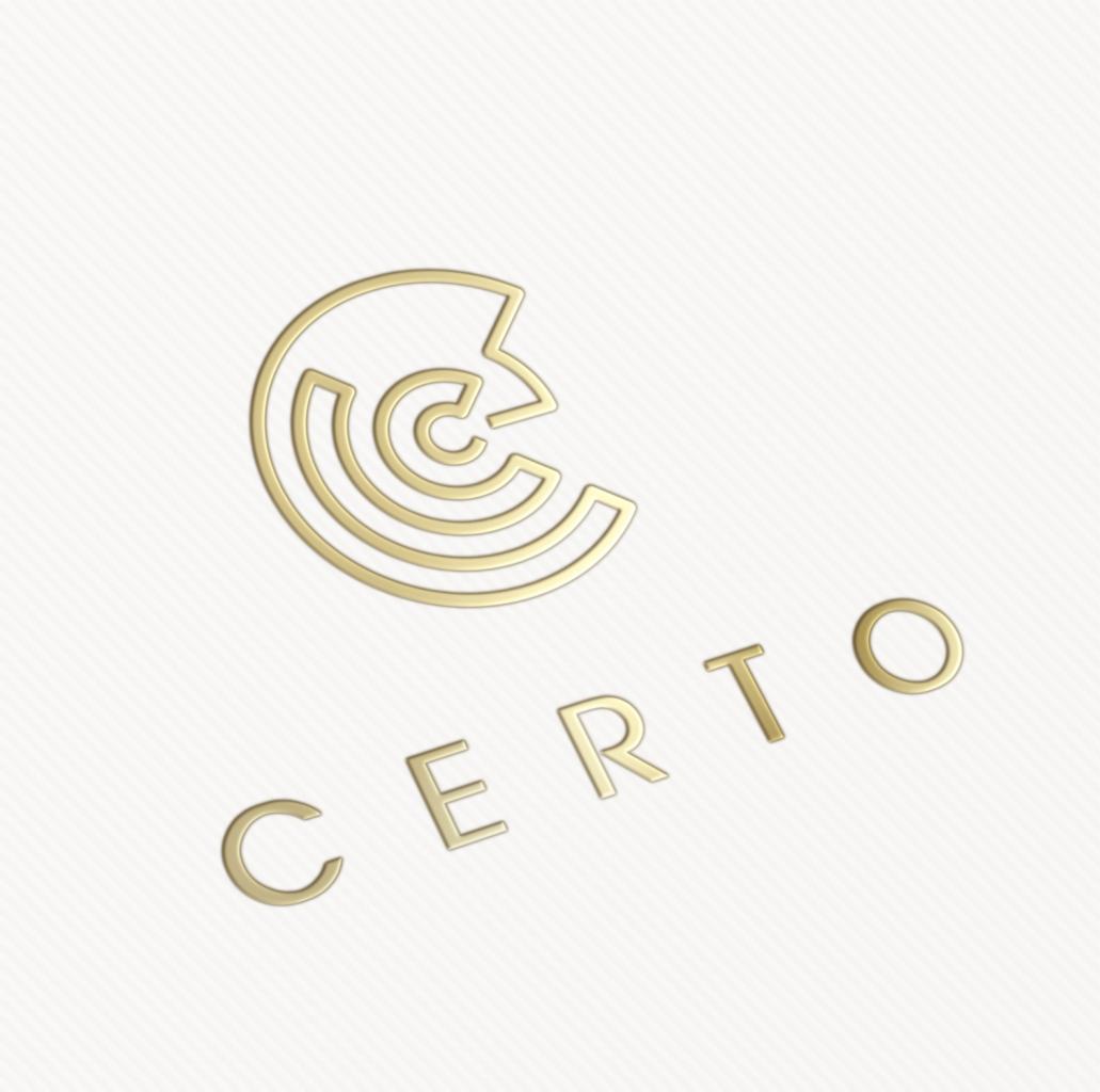 Złote logo CERTO z abstrakcyjnym symbolem na teksturowanym, kremowym tle.