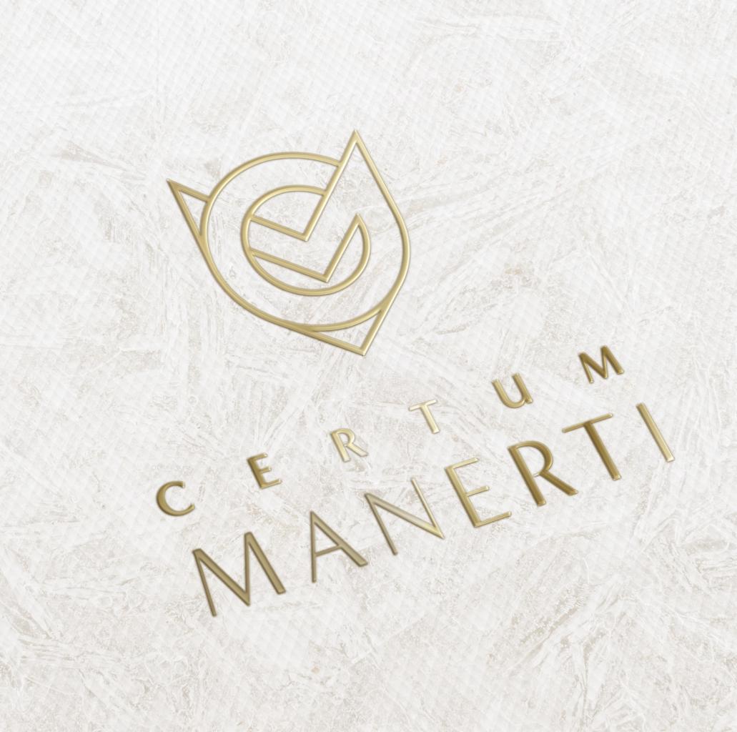Eleganckie, złote logo firmy CERTUM MANERTI na teksturowanym, jasnym tle.