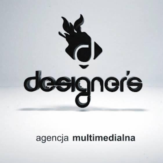 Czarno-białe logo z napisem 'designer's' i symbolem graficznym przypominającym płomień nad literą 'd', poniżej napis 'agencja multimedialna'.
