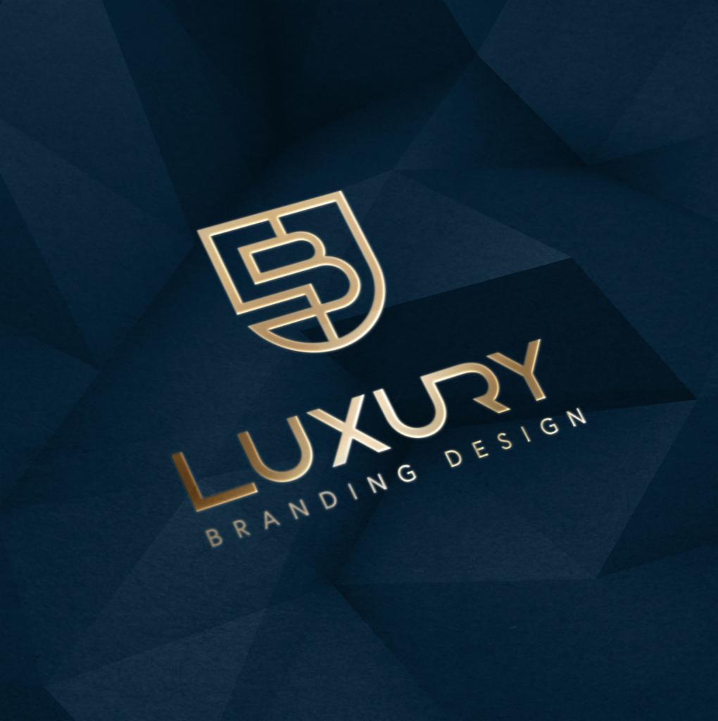 Eleganckie logo z geometrycznym symbolem w kształcie tarczy i napisem 'Luxury Branding Design' w złotej kolorystyce na ciemnoniebieskim, fasetowanym tle.