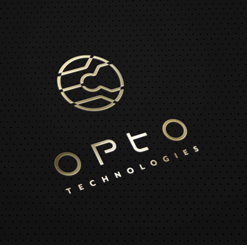 Złote logo firmy 'OPTO Technologies' na czarnym, perforowanym tle. Okrągły symbol graficzny z abstrakcyjnym motywem fal. Tekst w kolorze złota, pisany kapitalikami.