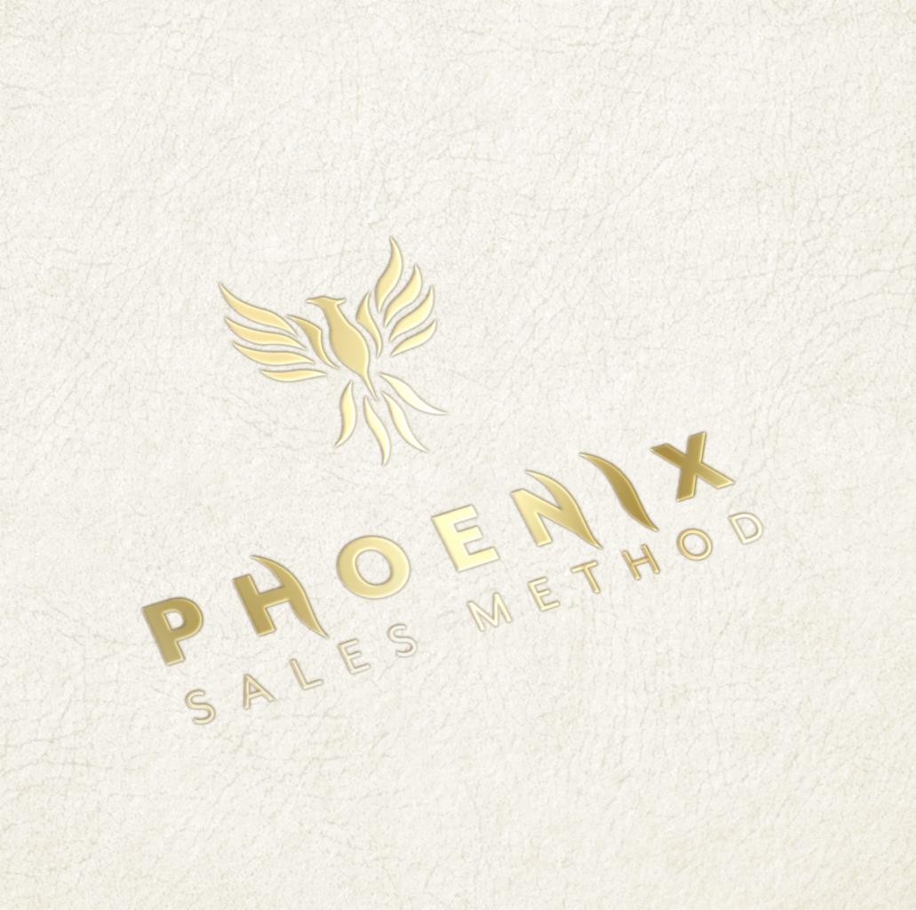Złoty logotyp Phoenix Sales Method z symbolem feniksa na teksturowanym, kremowym tle.