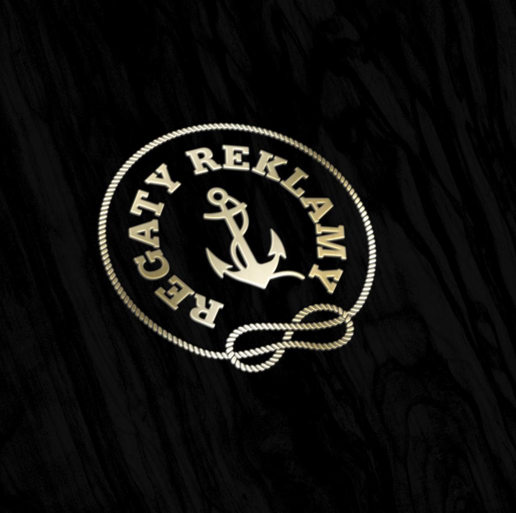 Złote logo z motywem kotwicy i napisem 'REGATY REKLAMY' otoczone liną, na czarnym, teksturowanym tle.
