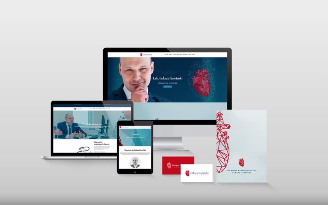 Mockup responsywnej strony internetowej lekarza kardiologa, wizytówki i ulotki na białym tle, prezentacja na monitorze, laptopie i telefonie.
