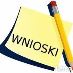 Żółta karteczka samoprzylepna z napisem 'WNIOSKI' leżąca na niebieskich kartkach, obok ołówek z gumką.