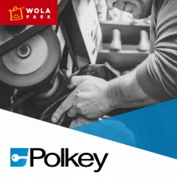 Operator szlifierki poleruje skórzany element na maszynie z tarczą ścierną; w tle widoczne logo firmy Wola Park oraz Polkey.