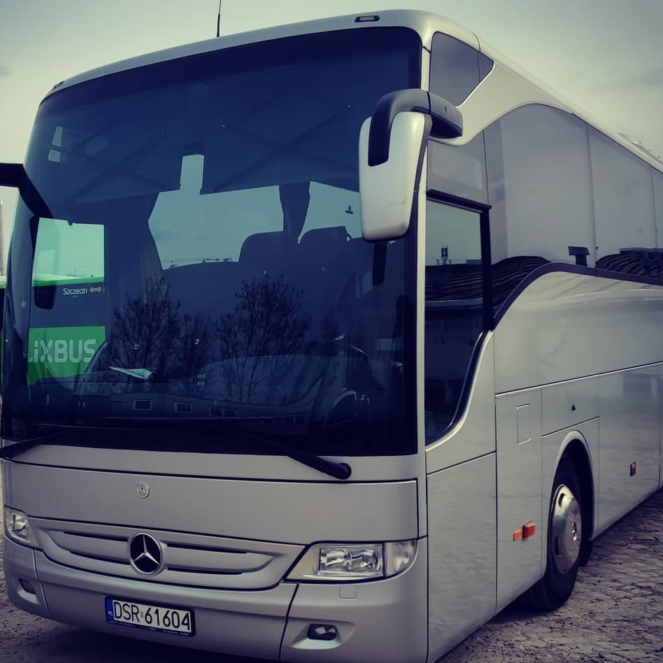 Srebrny autokar Mercedes-Benz z zielonym logo Flixbus i tablicą rejestracyjną DSR 61604, zaparkowany na zewnątrz.