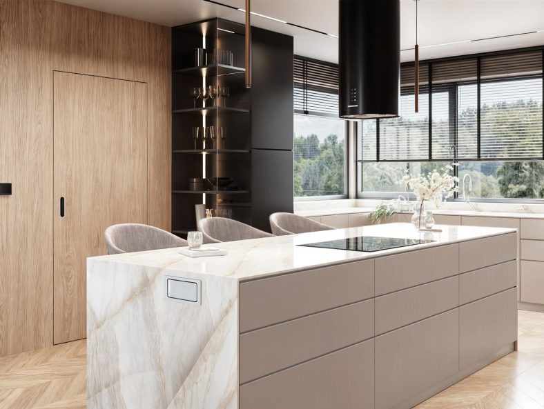 Nowoczesna kuchnia z wyspą o marmurowym wzorze, minimalistycznym okapem i drewnianą podłogą w jodełkę. Widok na zieleń za oknem.