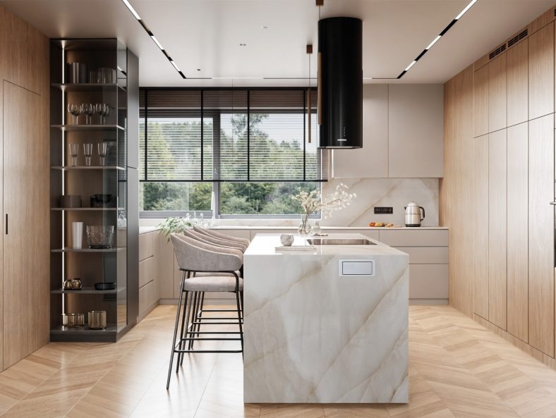 Elegancka kuchnia z wyspą z marmuru, drewnianymi szafkami i czarnym okapem. Widok na zieleń za oknem. Nowoczesny design, jasne kolory, parkiet w jodełkę.