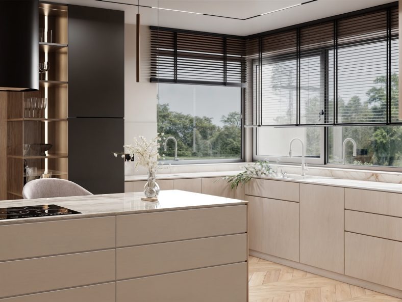 Nowoczesna kuchnia z wyspą: beżowe szafki, marmurowy blat, okno z żaluzjami z widokiem na zieleń. Minimalistyczne oświetlenie i drewniana podłoga.