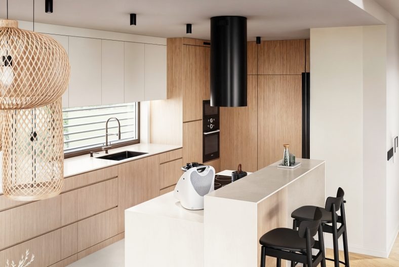 Nowoczesna kuchnia z drewnianymi frontami, czarnym okapem cylindrycznym i wyspą z hokerami. W tle okno z żaluzjami i designerska lampa z wikliny.