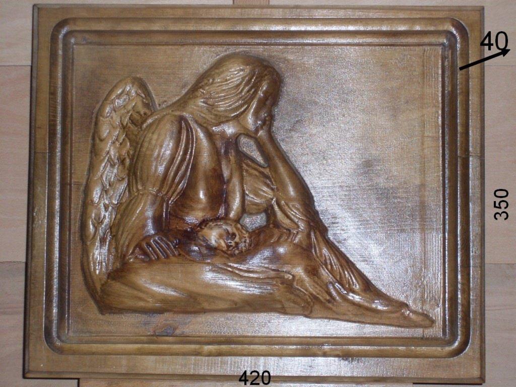 Drewniana płaskorzeźba przedstawiająca siedzącego anioła w zamyślonej pozie, opierającego głowę na dłoni, w ramie z ciemnego drewna.