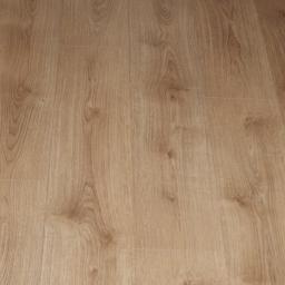 VENT Piotr Osiński - Jasne panele podłogowe z widoczną strukturą drewna ułożone w rzędach, z delikatnym połyskiem i subtelnymi fugami.