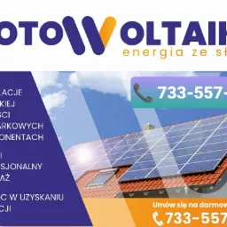 Grafika reklamowa z panelami słonecznymi na dachu, hasłem 'energia ze słońca' i numerem telefonu do kontaktu.